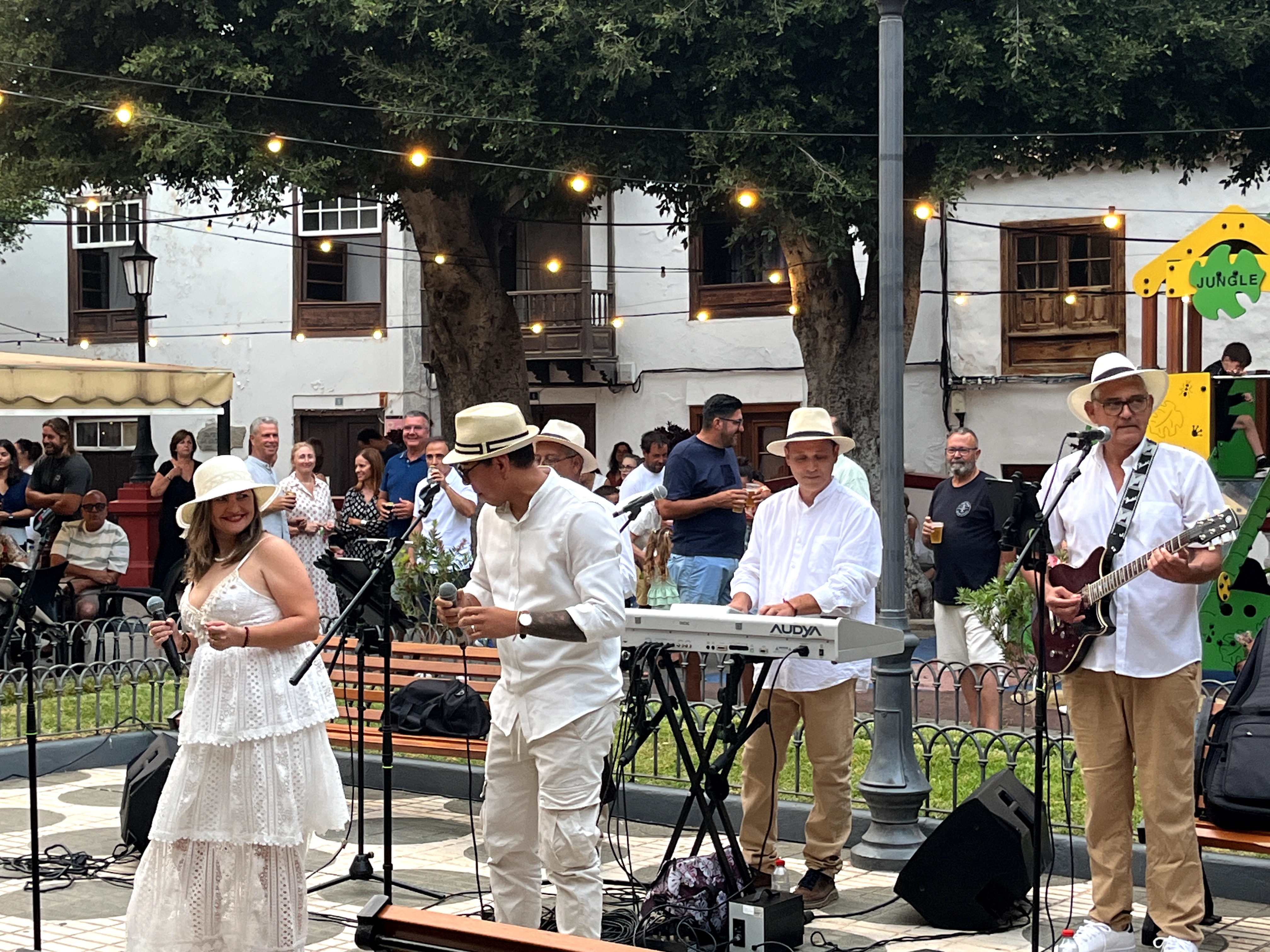Preparativos del Concierto Los Volcánicos en santa barbara
